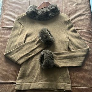 Sweater with fur on neck and hands